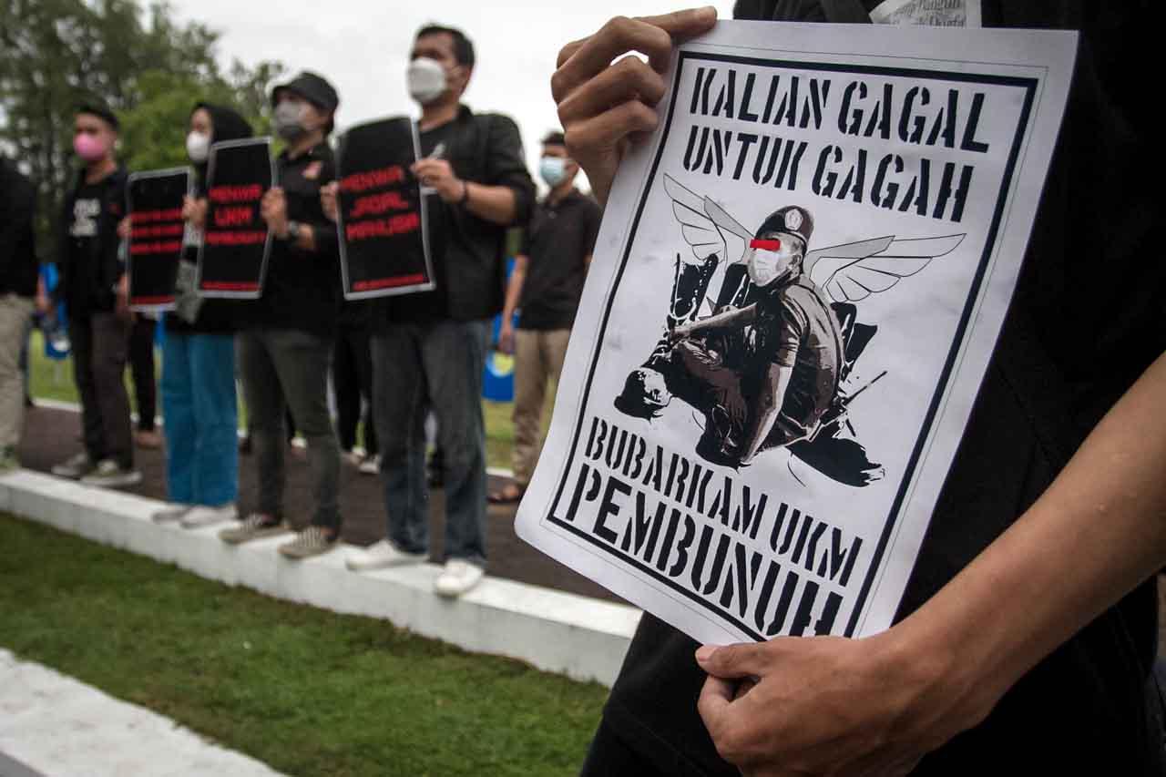 Aksi Unjuk Rasa Mahasiswa...