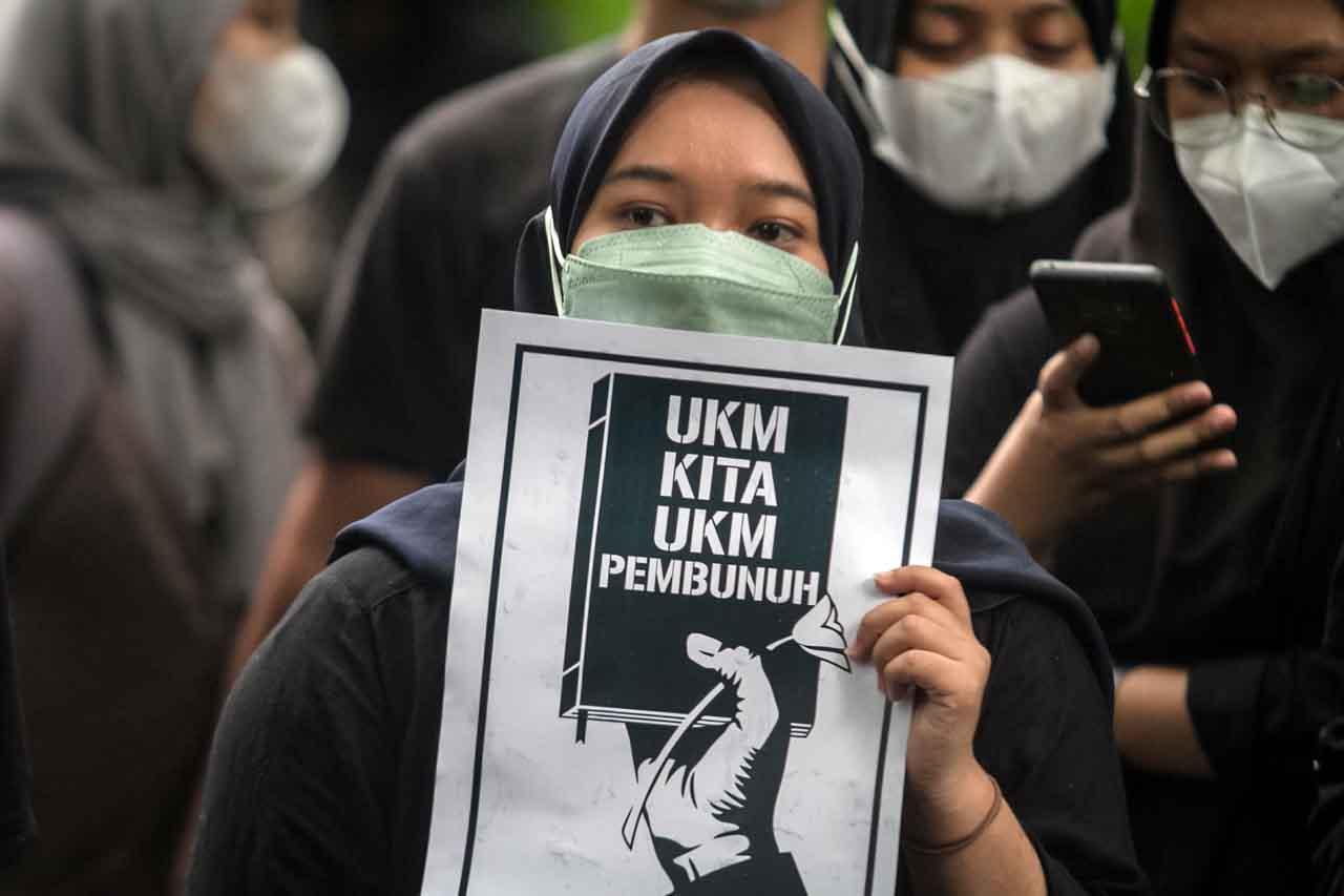 Aksi Unjuk Rasa Mahasiswa...