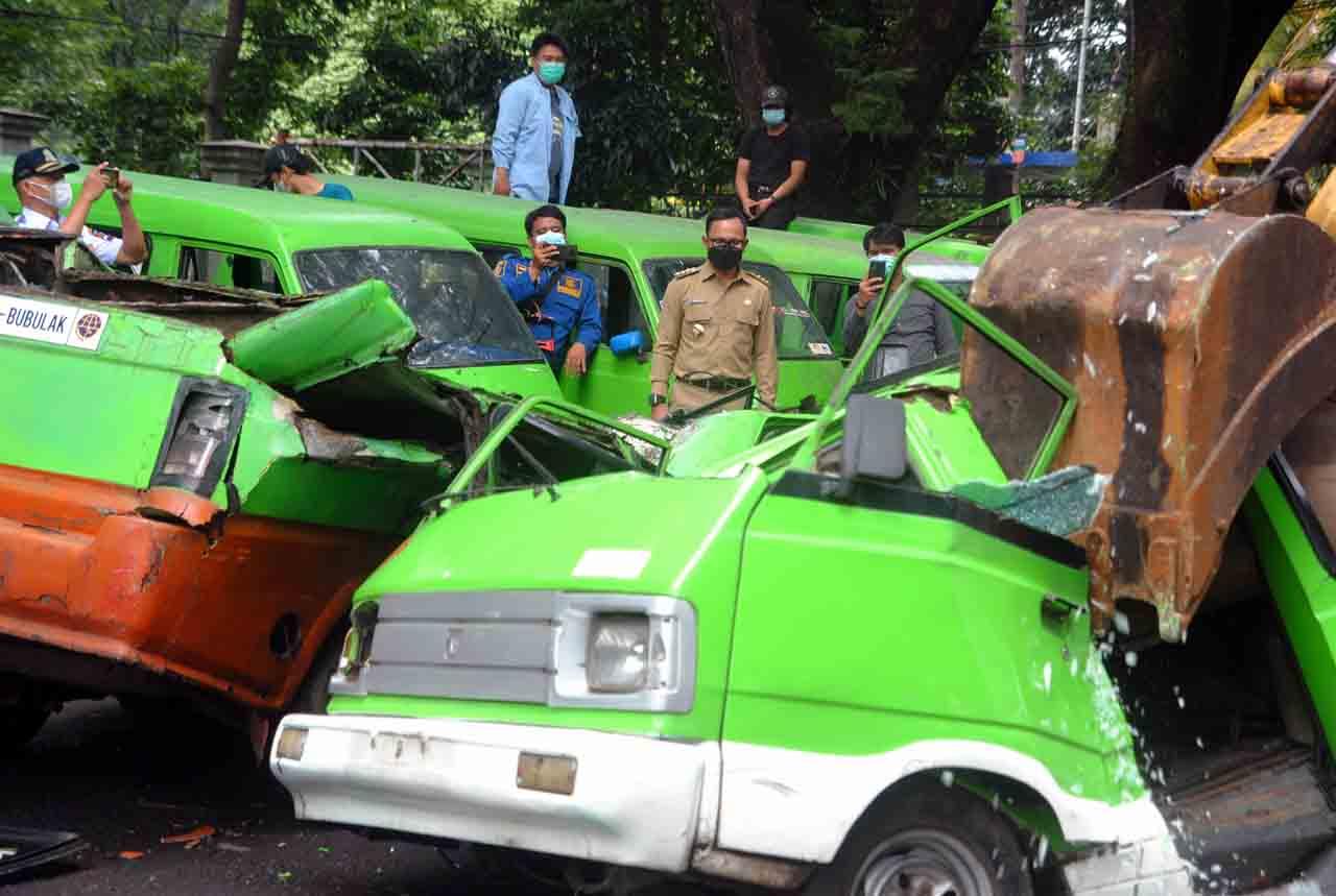 Ratusan Angkot Kota...