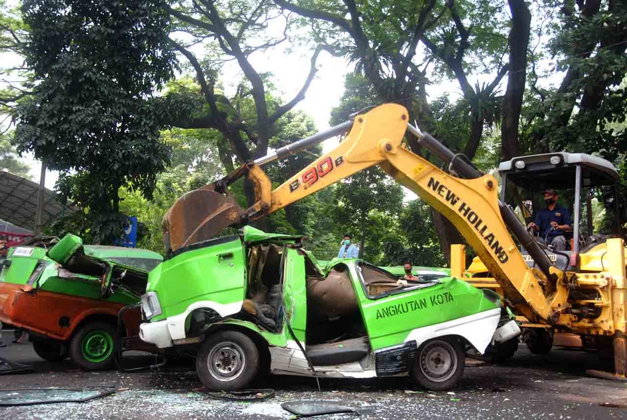 Ratusan Angkot Kota...