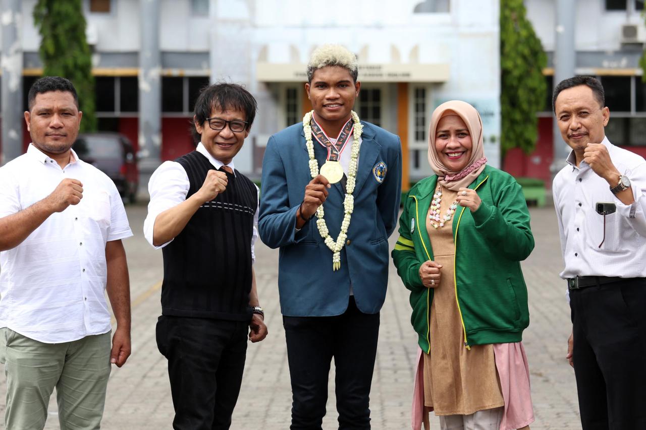 Raih Medali Emas PON...