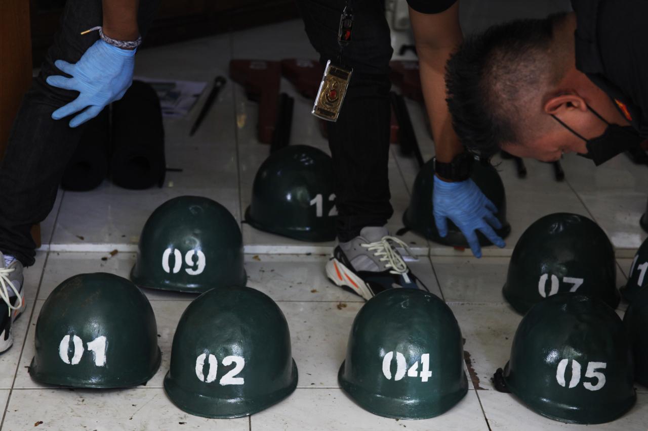 Polisi Geledah Markas...