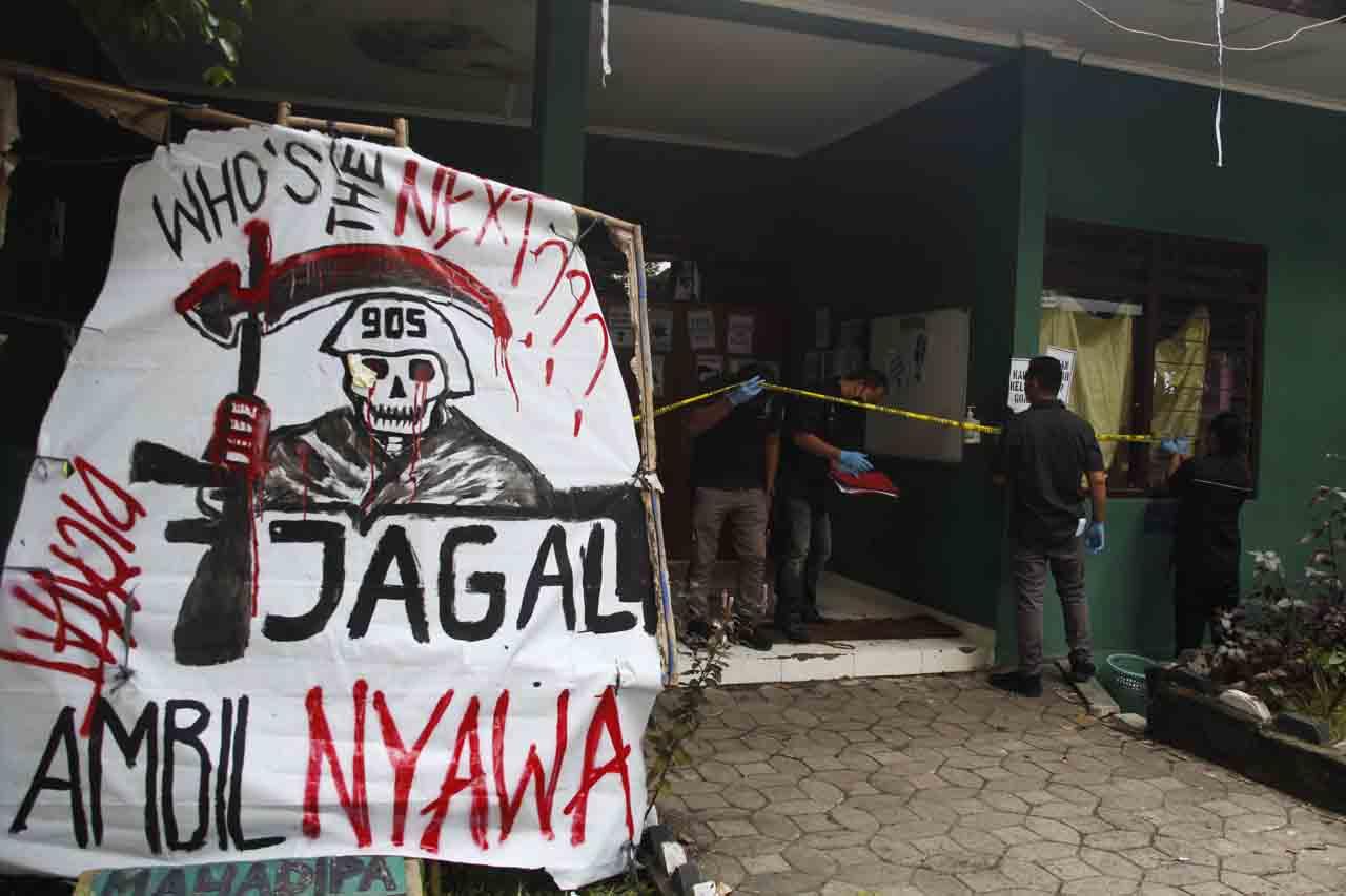 Polisi Geledah Markas...