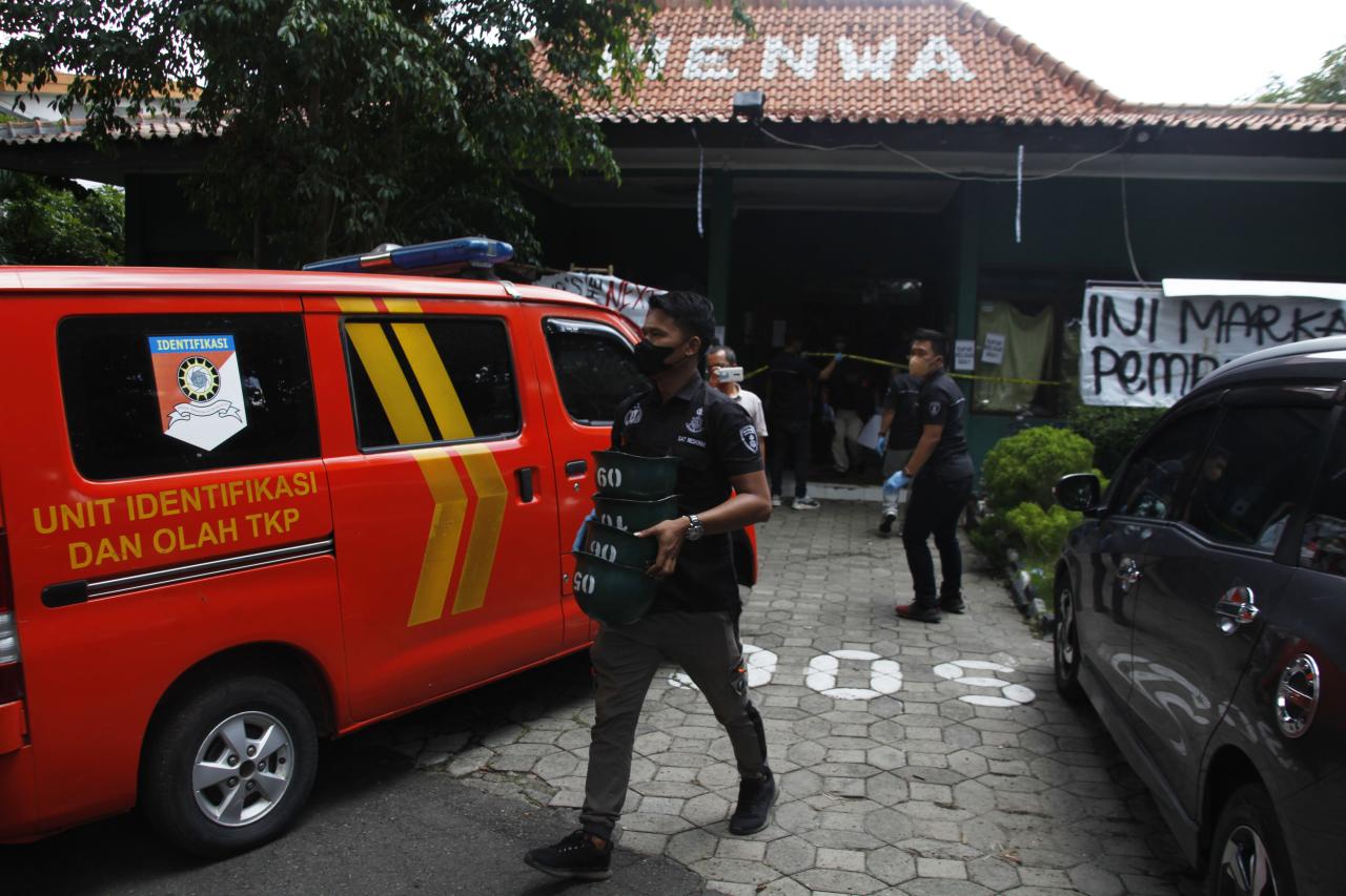 Polisi Geledah Markas...