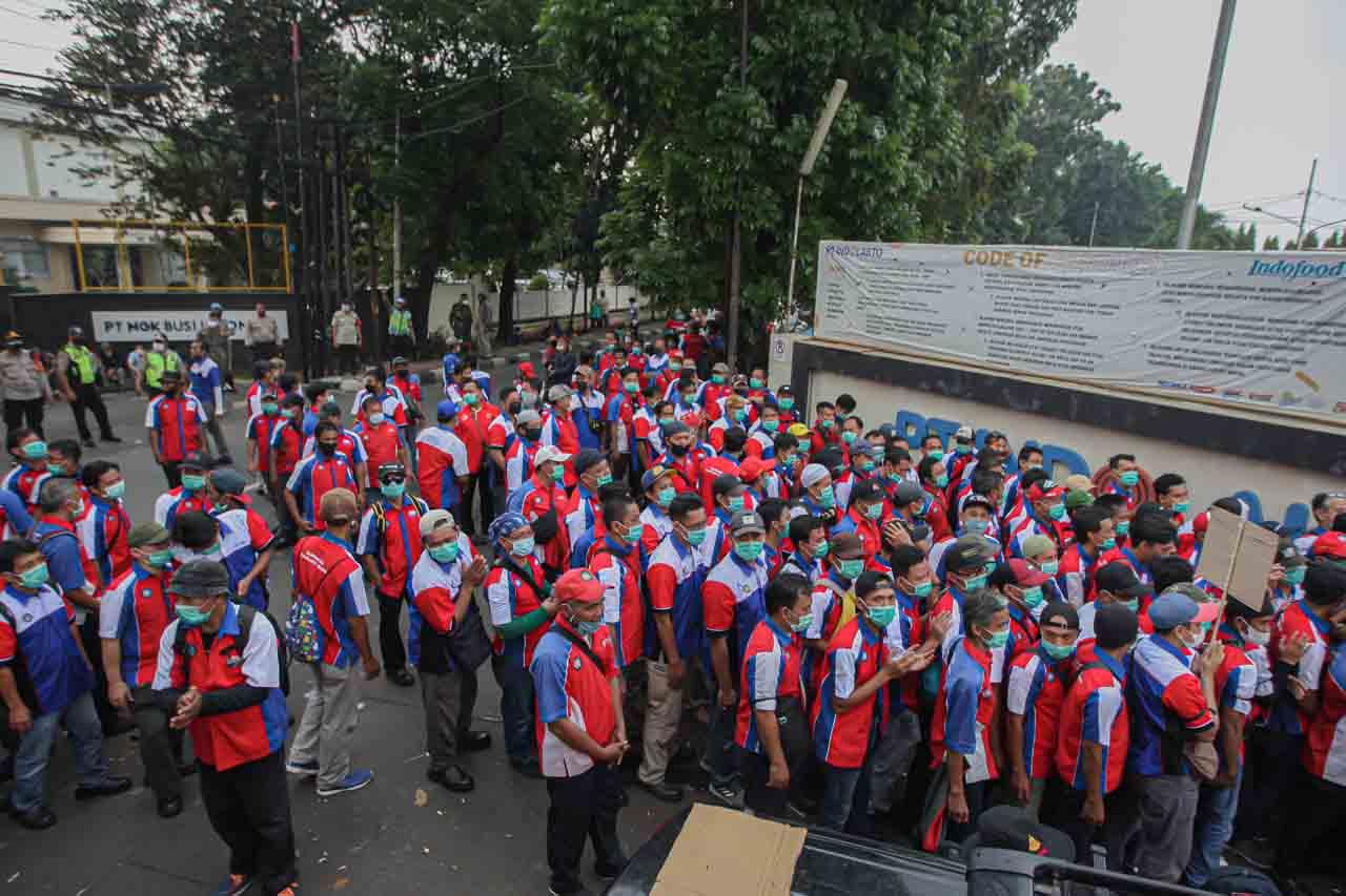 Menolak PHK Sepihak,...