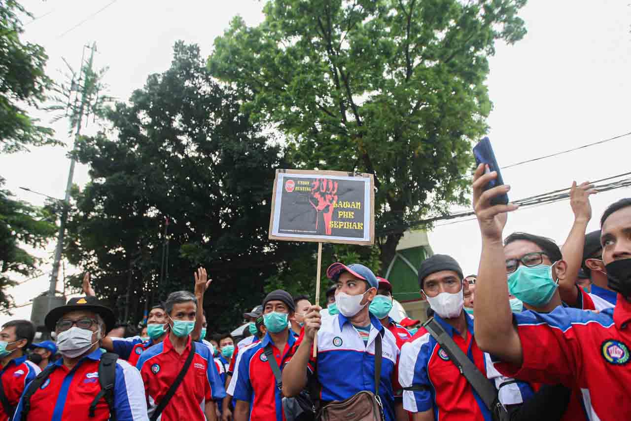 Menolak PHK Sepihak,...