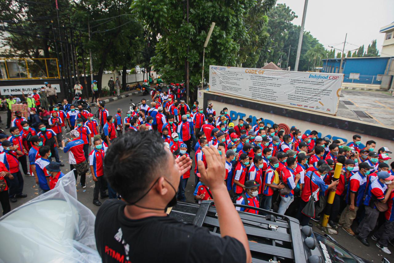 Menolak PHK Sepihak,...
