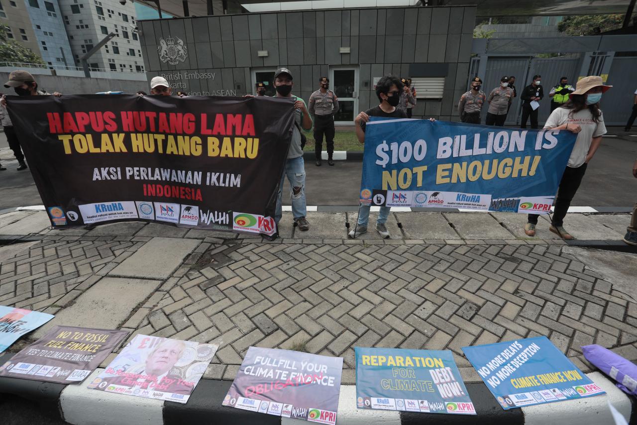 Aktivis Gelar Aksi Protes...