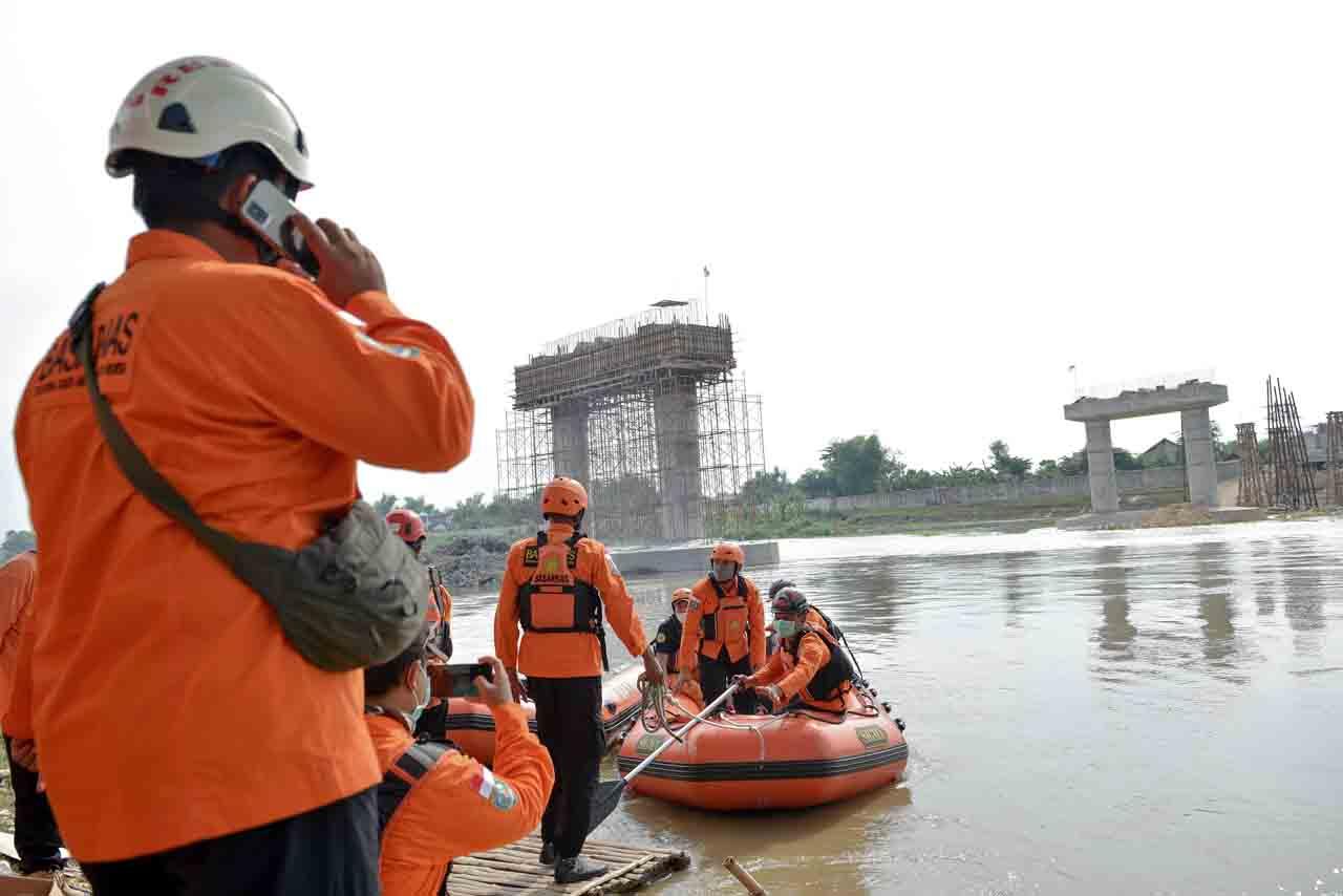 Perahu Terbalik di Bojonegoro,...