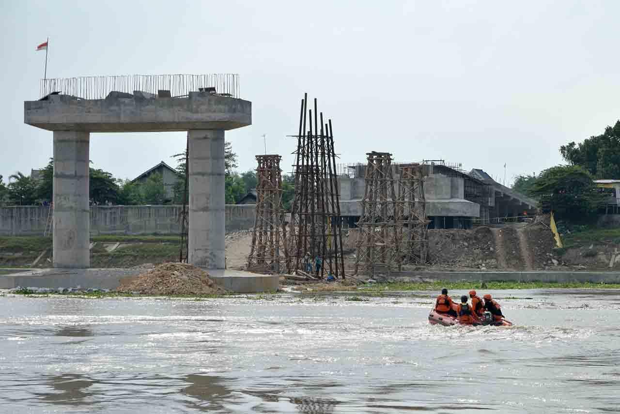 Perahu Terbalik di Bojonegoro,...