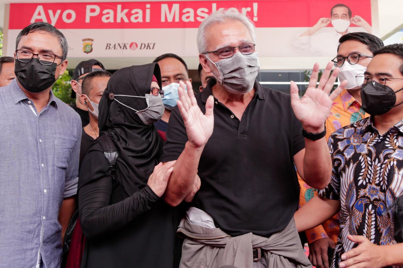 Musisi Iwan Fals Dampingi...