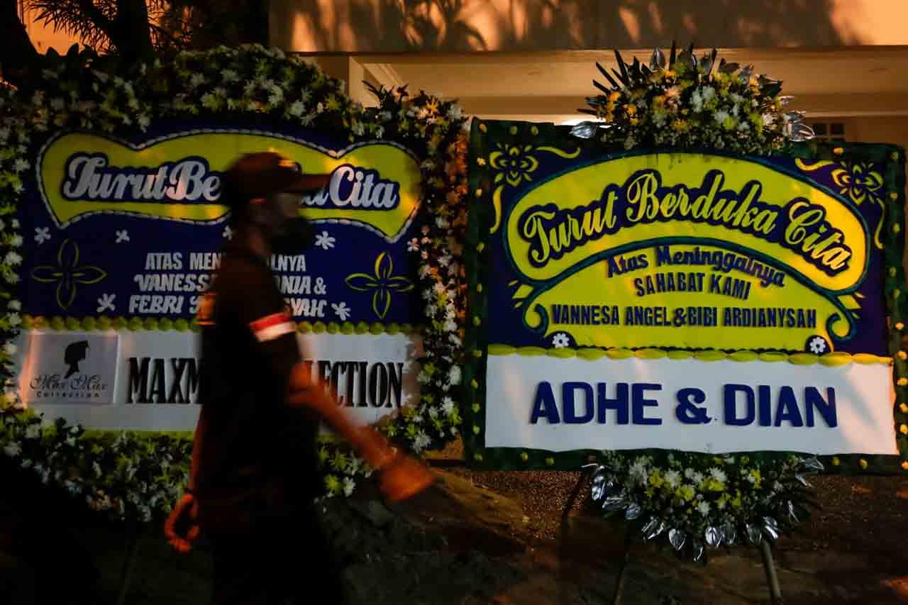 Karangan Bunga Banjiri...