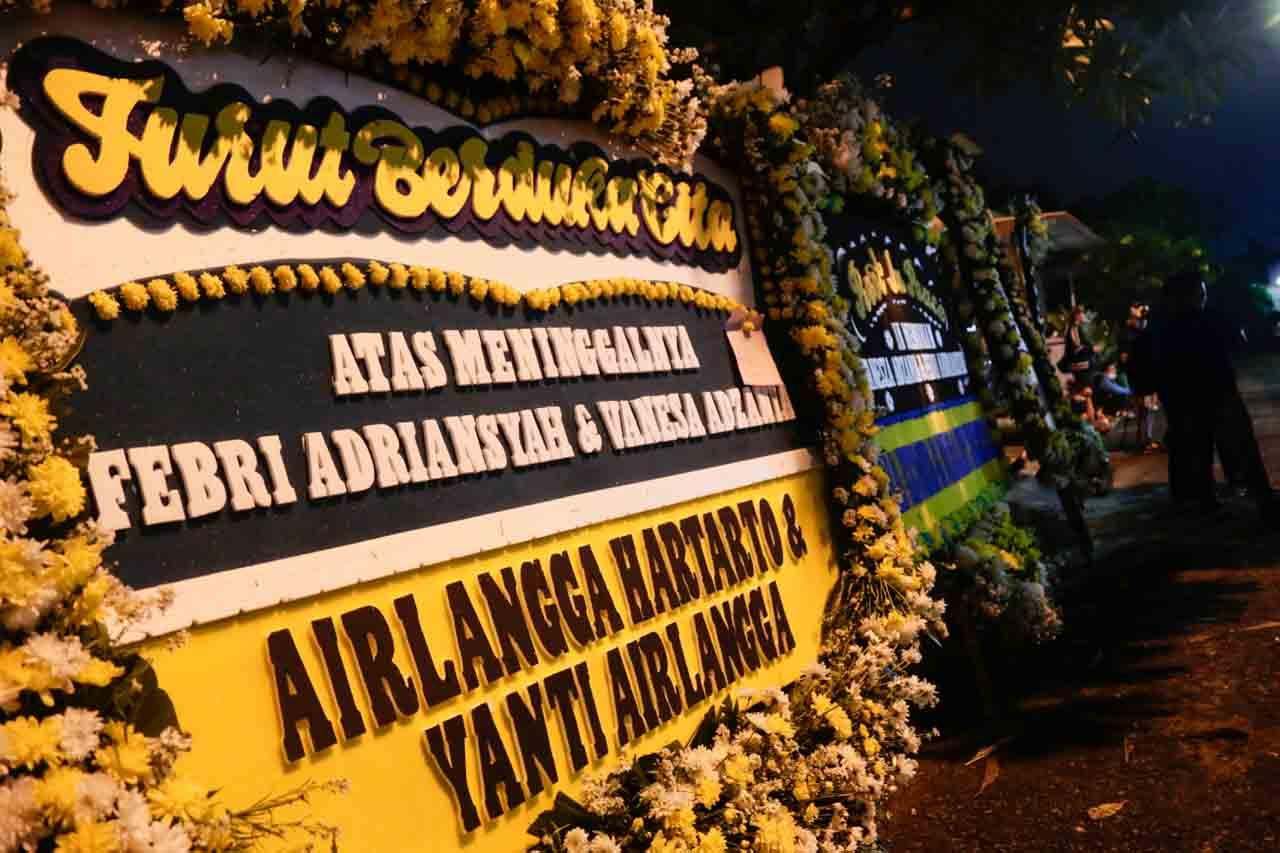 Karangan Bunga Banjiri...