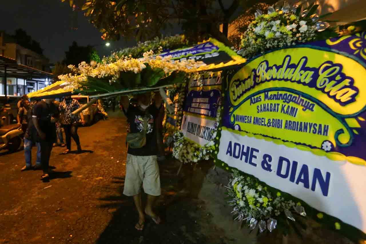 Karangan Bunga Banjiri...
