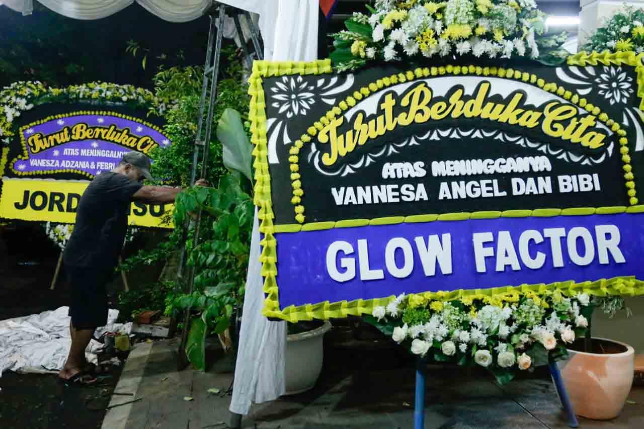 Karangan Bunga Banjiri...