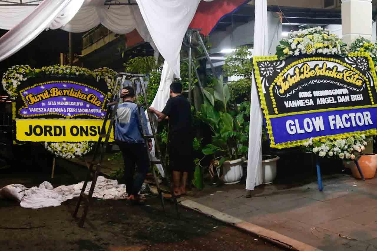 Karangan Bunga Banjiri...