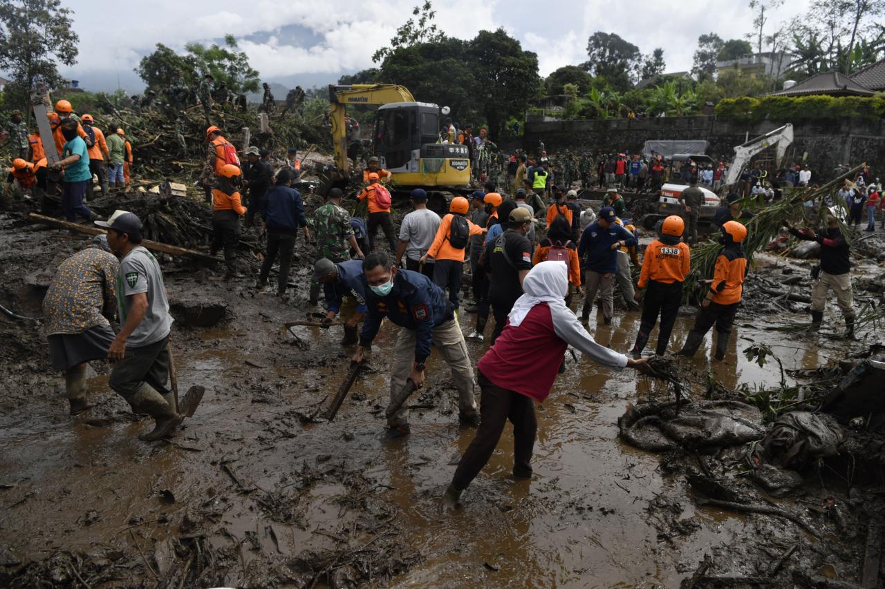 Pencarian Korban Banjir...