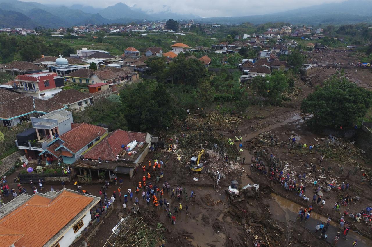 Pencarian Korban Banjir...