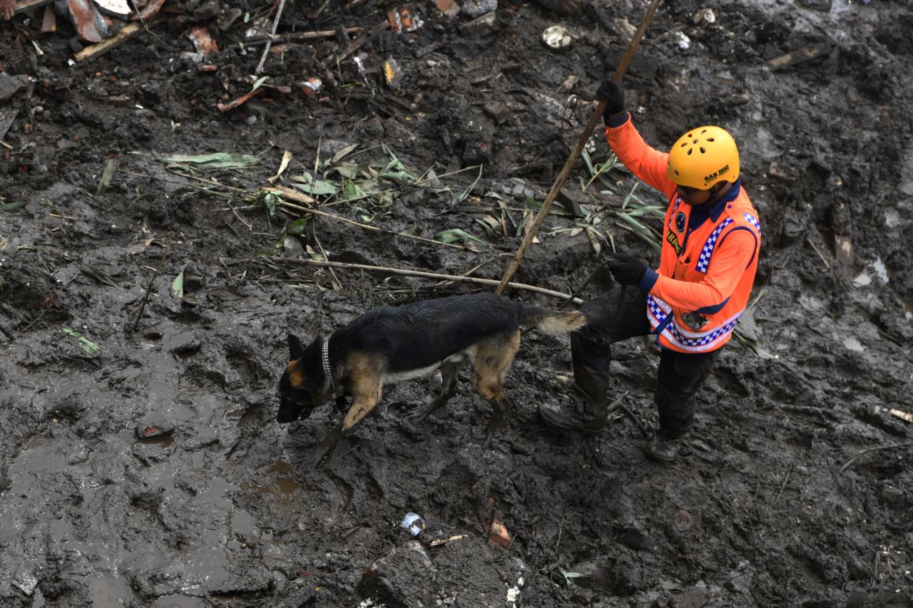 Pencarian Korban Banjir...