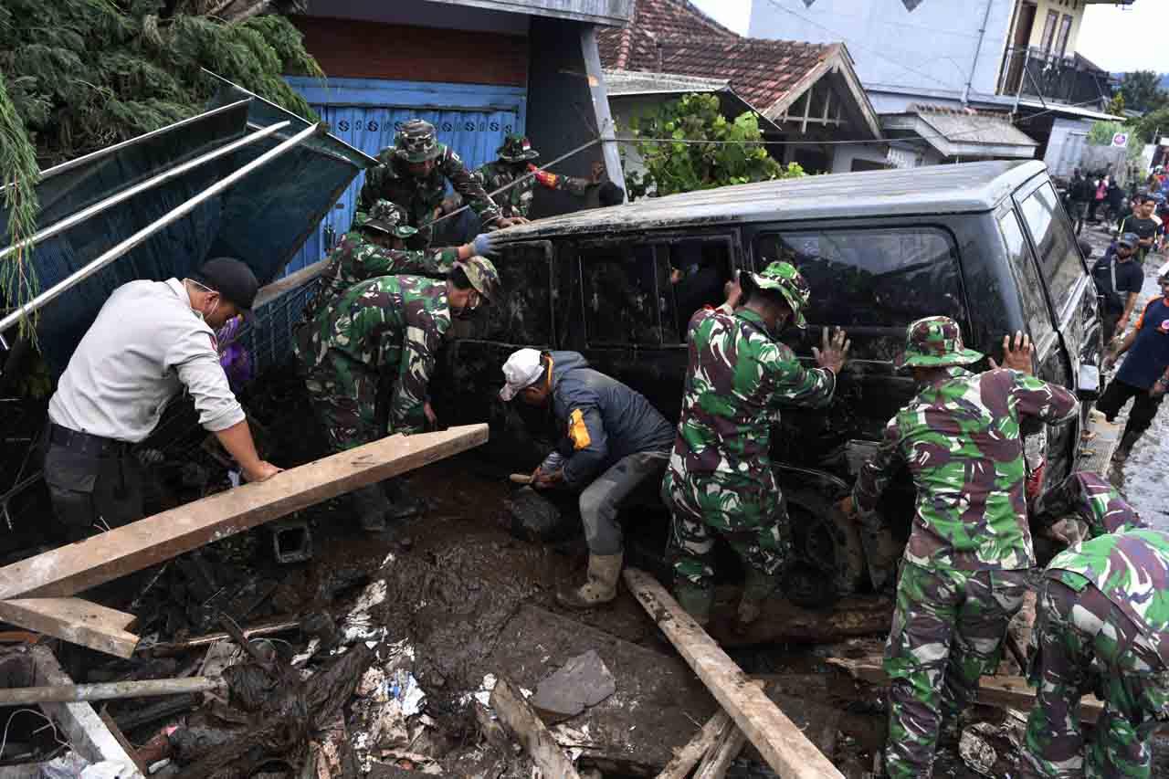 Pencarian Korban Banjir...