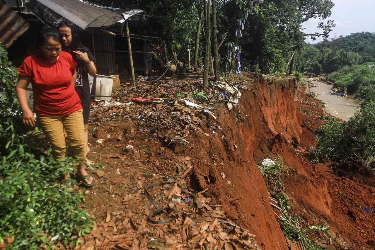 Hujan Deras, Jalan di...