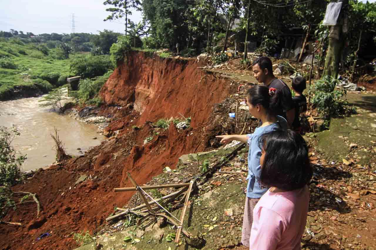 Hujan Deras, Jalan di...