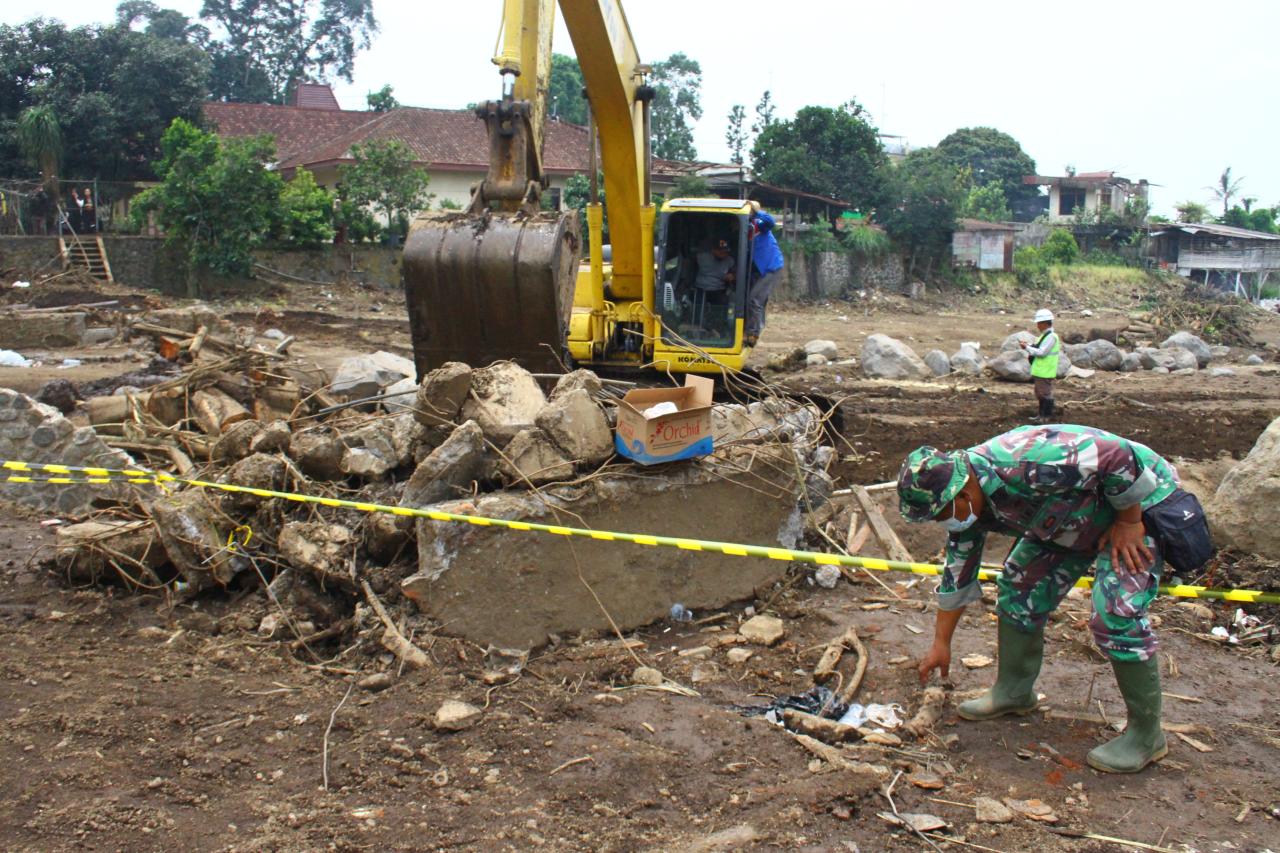 Pembersihan Puing dan...