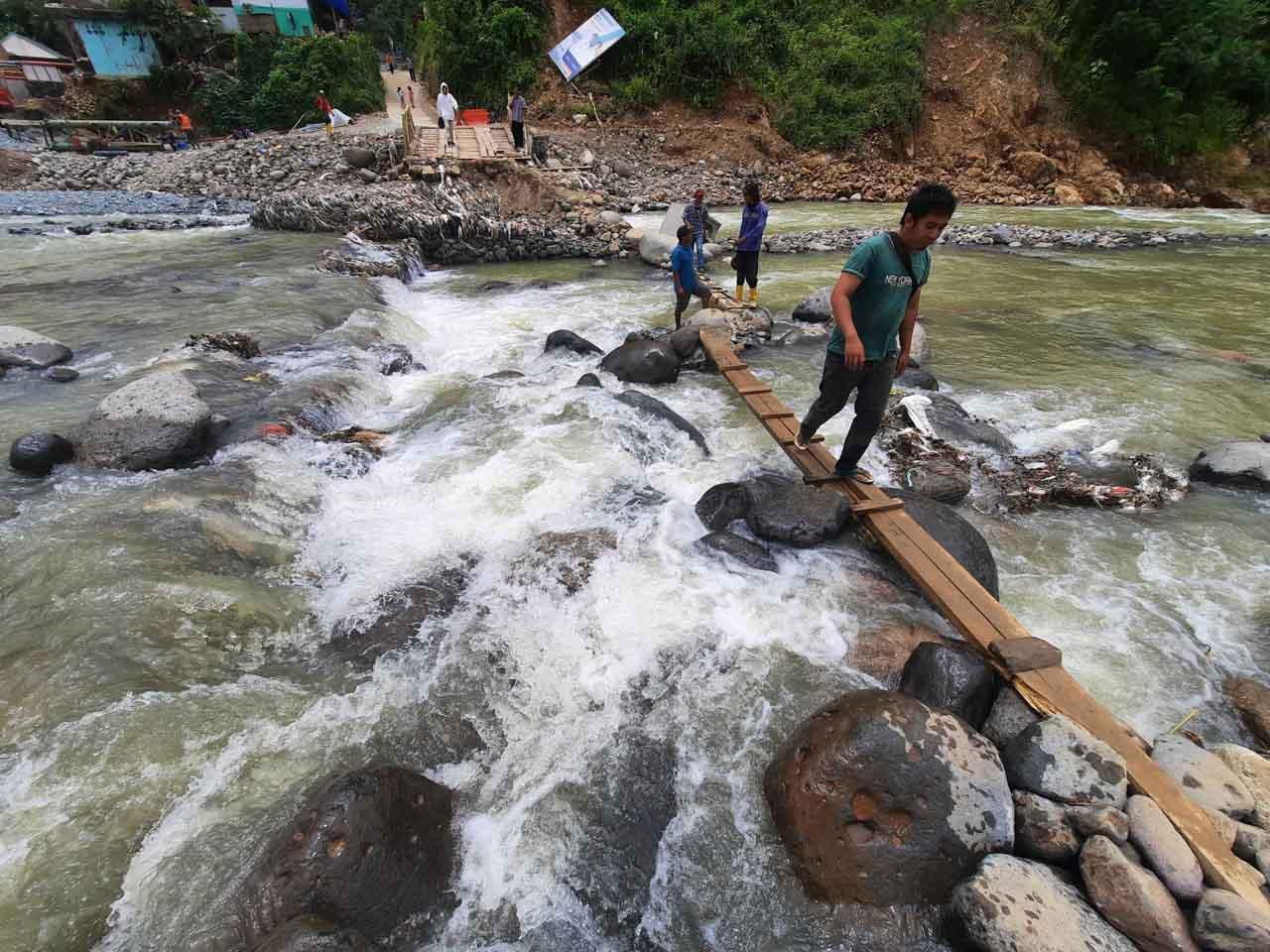 Jembatan Darurat Putus...