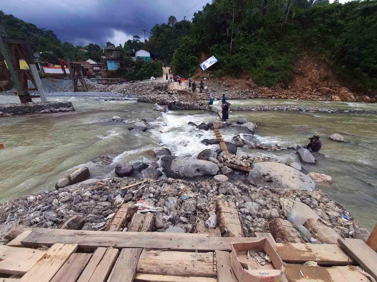 Jembatan Darurat Putus...