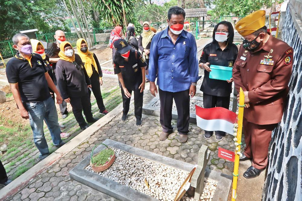 LVRI Pasang Bambu Runcing...