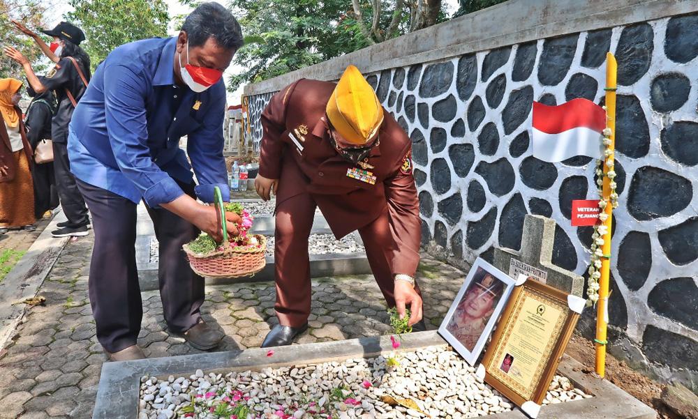 LVRI Pasang Bambu Runcing...