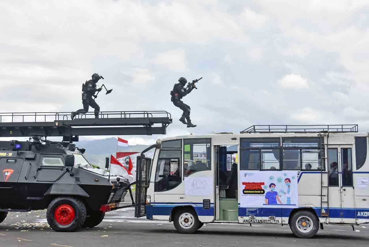 Penuh Ledakan dan Serangan...