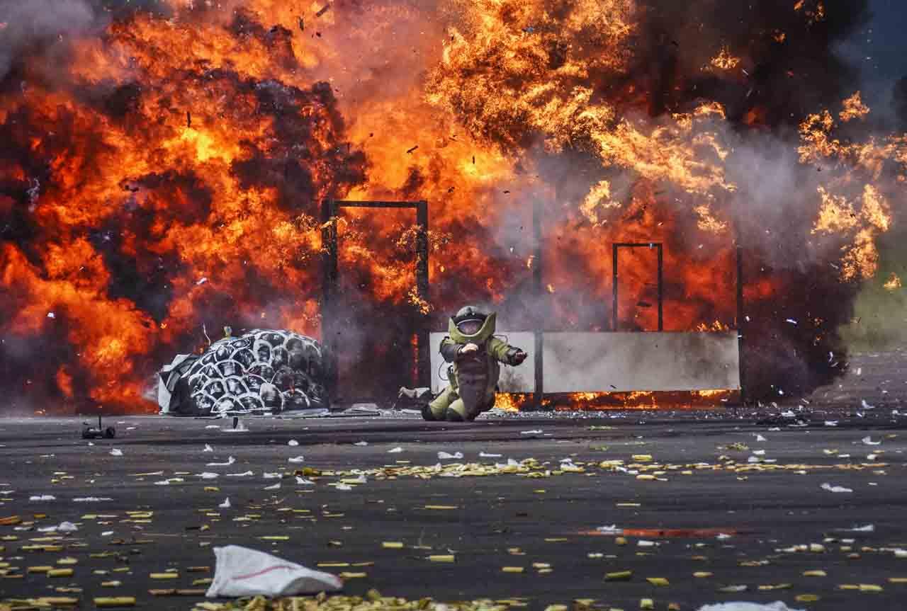 Penuh Ledakan dan Serangan...