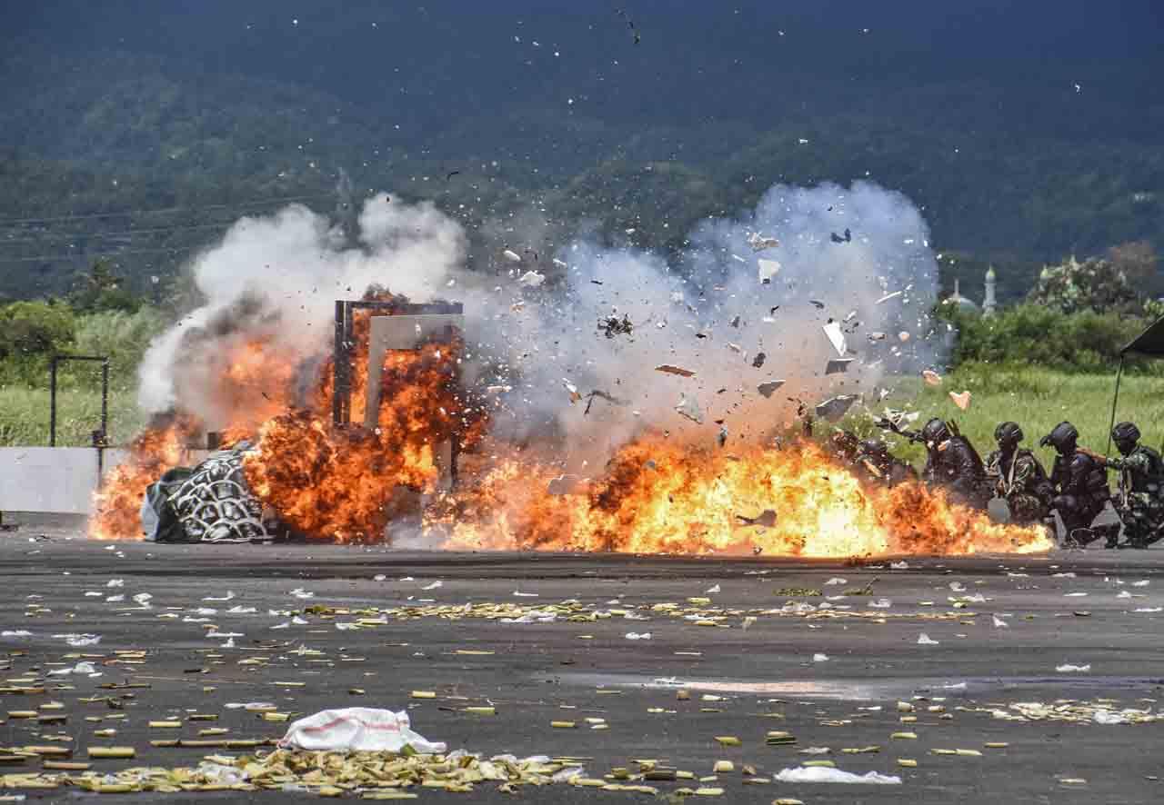 Penuh Ledakan dan Serangan...