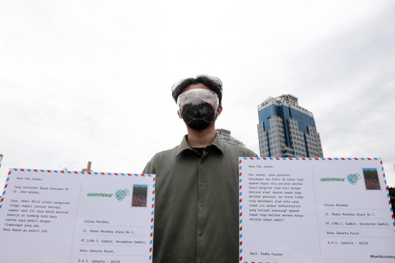 Greenpeace Gelar Aksi...