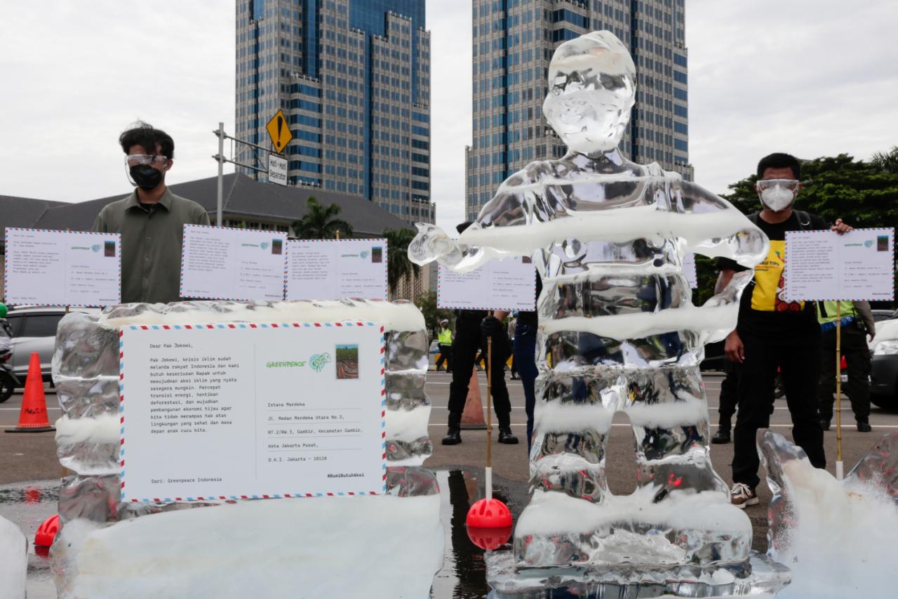 Greenpeace Gelar Aksi...