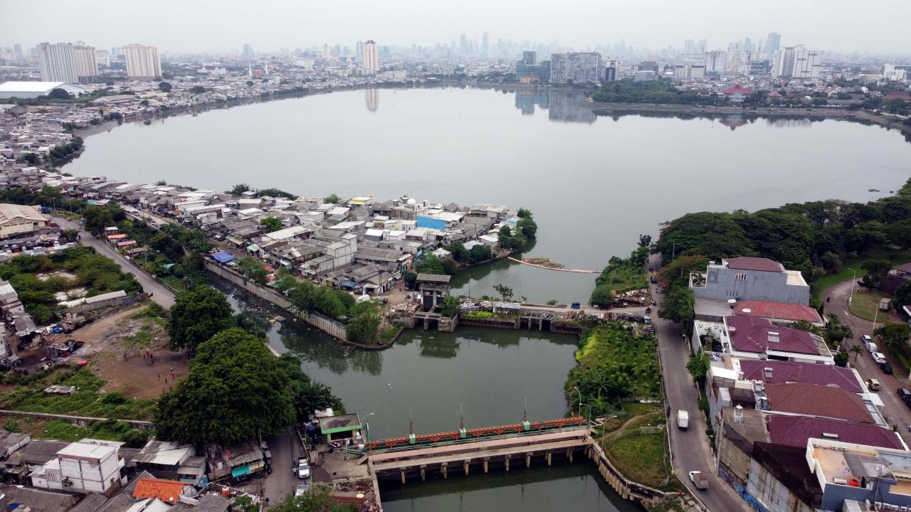 Daya Tampung Waduk Pluit...