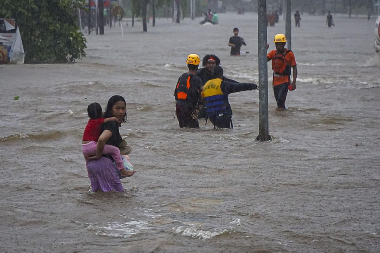 Banjir Masih Merendam...