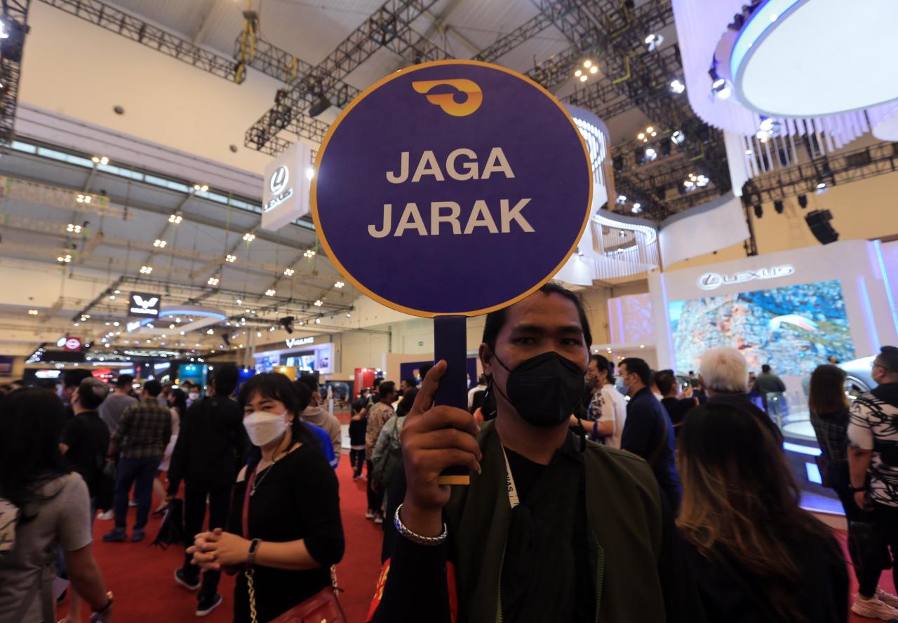 Hari Kedua, Antrean...
