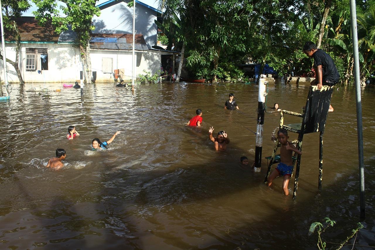 Hampir Empat Pekan Banjir...
