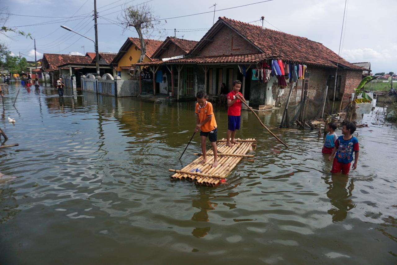Banjir Rob Rendam Ratusan...