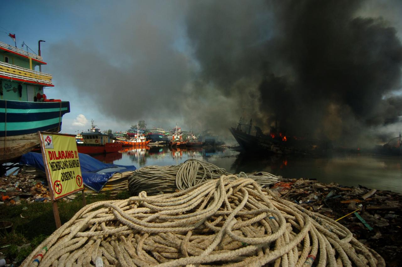 15 Kapal Nelayan Terbakar...