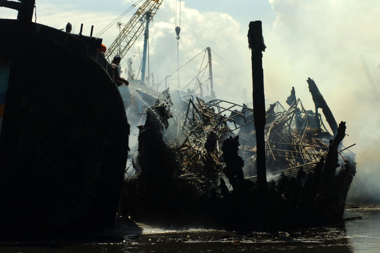 15 Kapal Nelayan Terbakar...