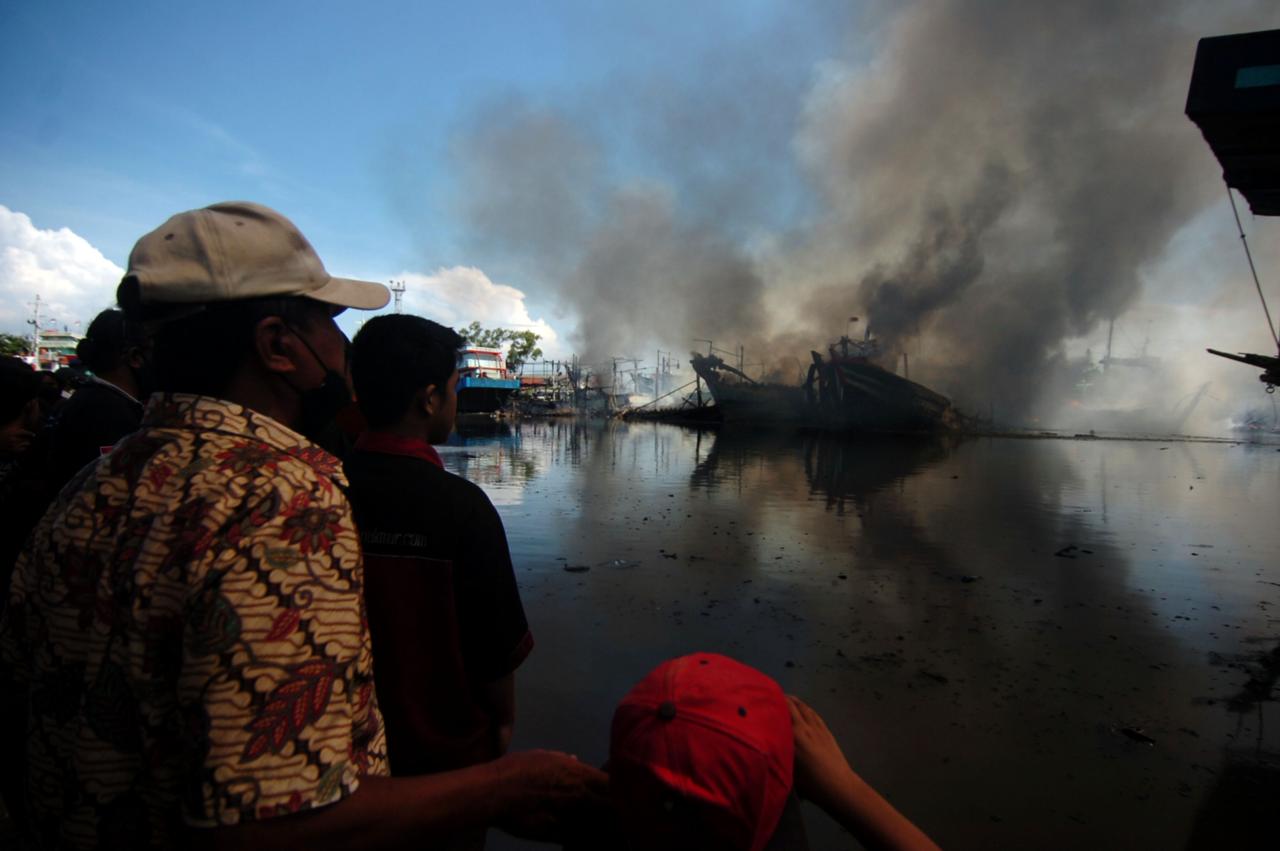 15 Kapal Nelayan Terbakar...