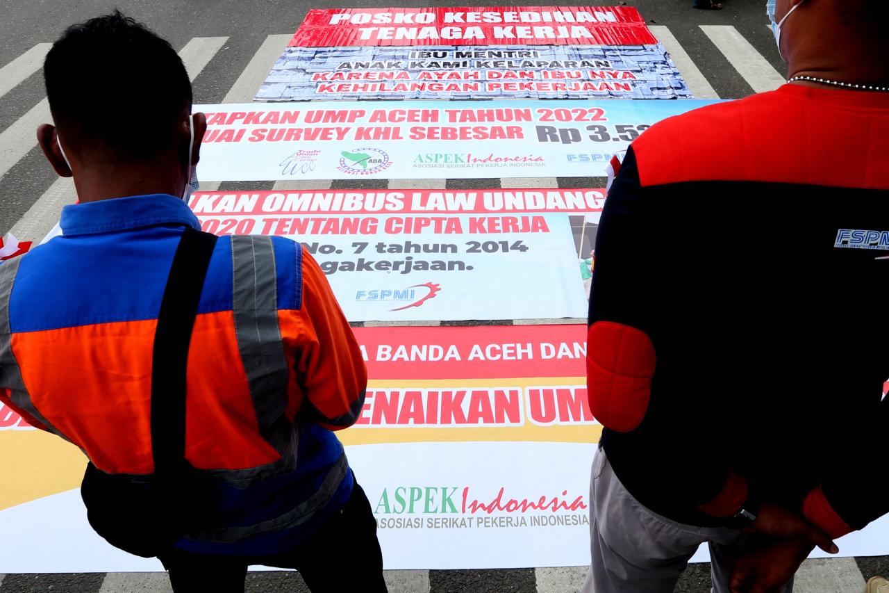 Aksi Buruh di Aceh Tuntut...