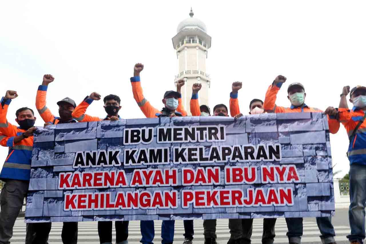 Aksi Buruh di Aceh Tuntut...