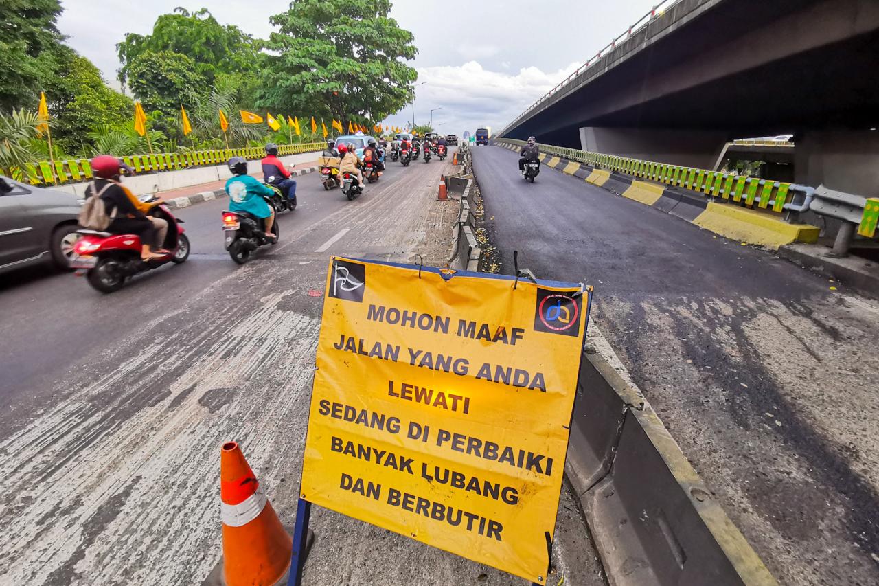 Perbaikan Jalan Rusak...