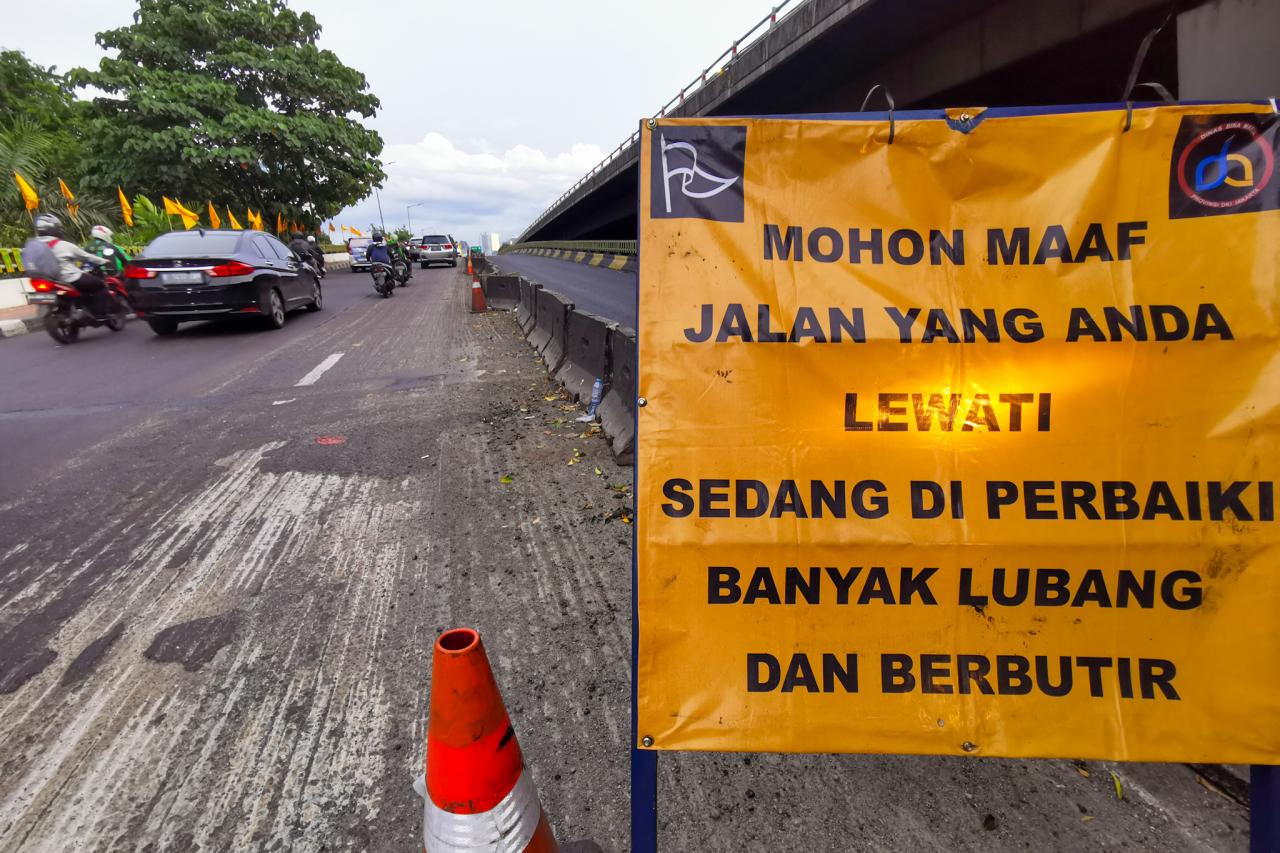 Perbaikan Jalan Rusak...