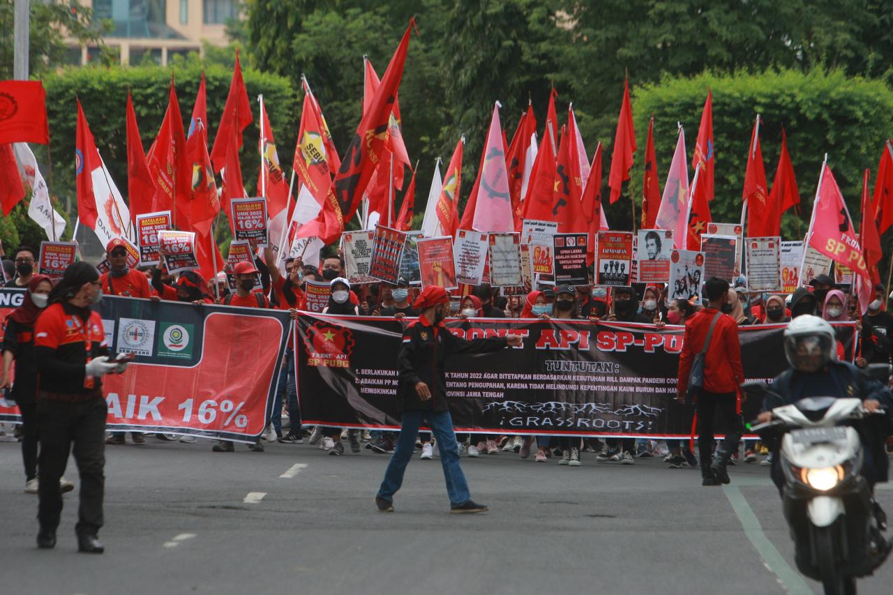 Demo Buruh Jateng Tuntut...