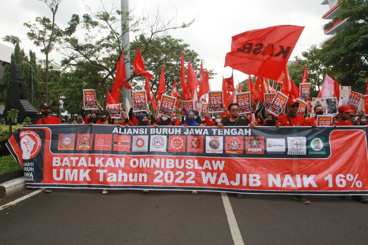 Demo Buruh Jateng Tuntut...
